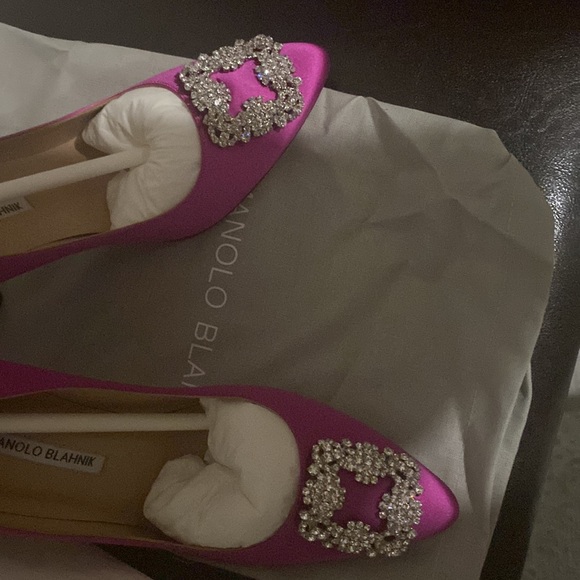 Manolo Blahnik satin pump.
4.3" covered stiletto heel. - Picture 5 of 6